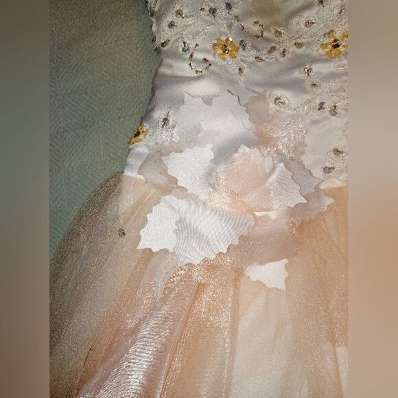 Strapless Sweetheart Neckline Ballroom Gown Style Wedding Dress - Picture 5 of 13